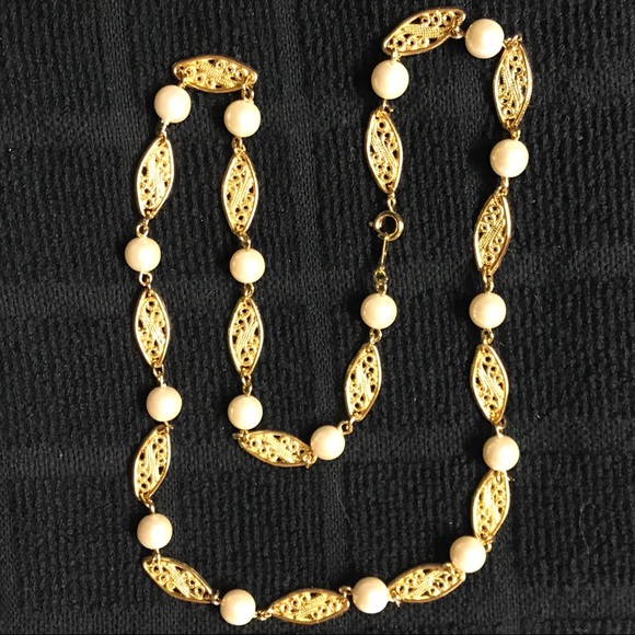 Vintage necklace faux pearls gold tone metal chain - Picture 2 of 8